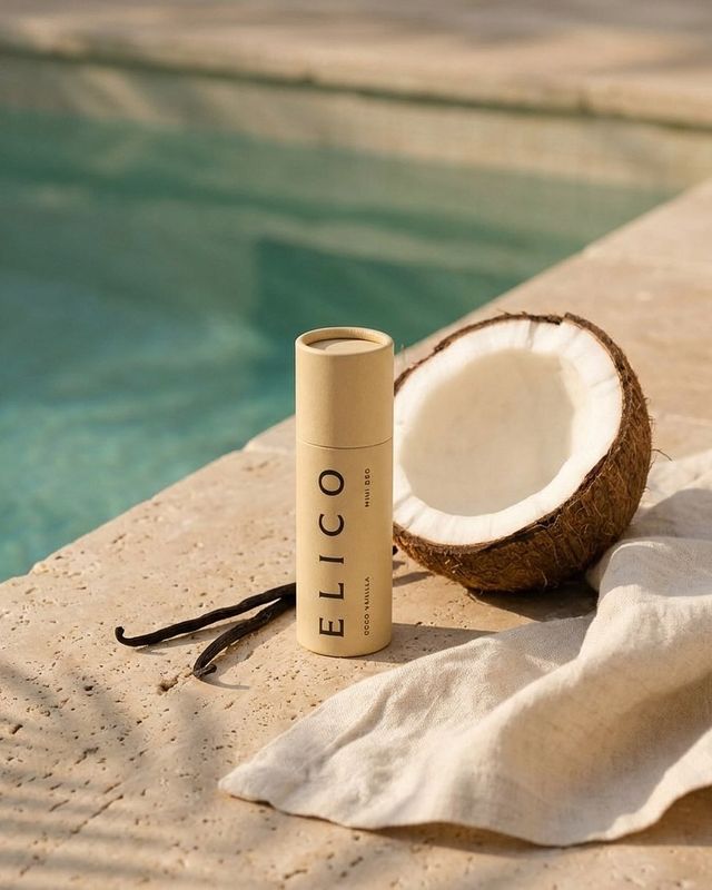 Mini deo vid en pool med en halv kokosnöt