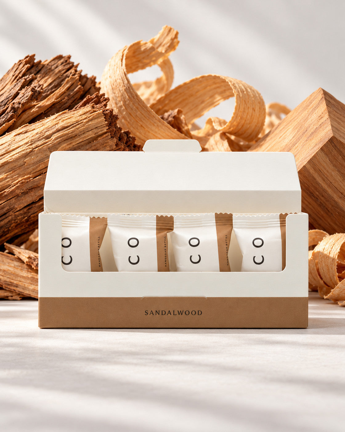 Elico handtvål refills 4-pack Sandalwood, öppen kartong med fyra refills framför sandelträ och träspån
